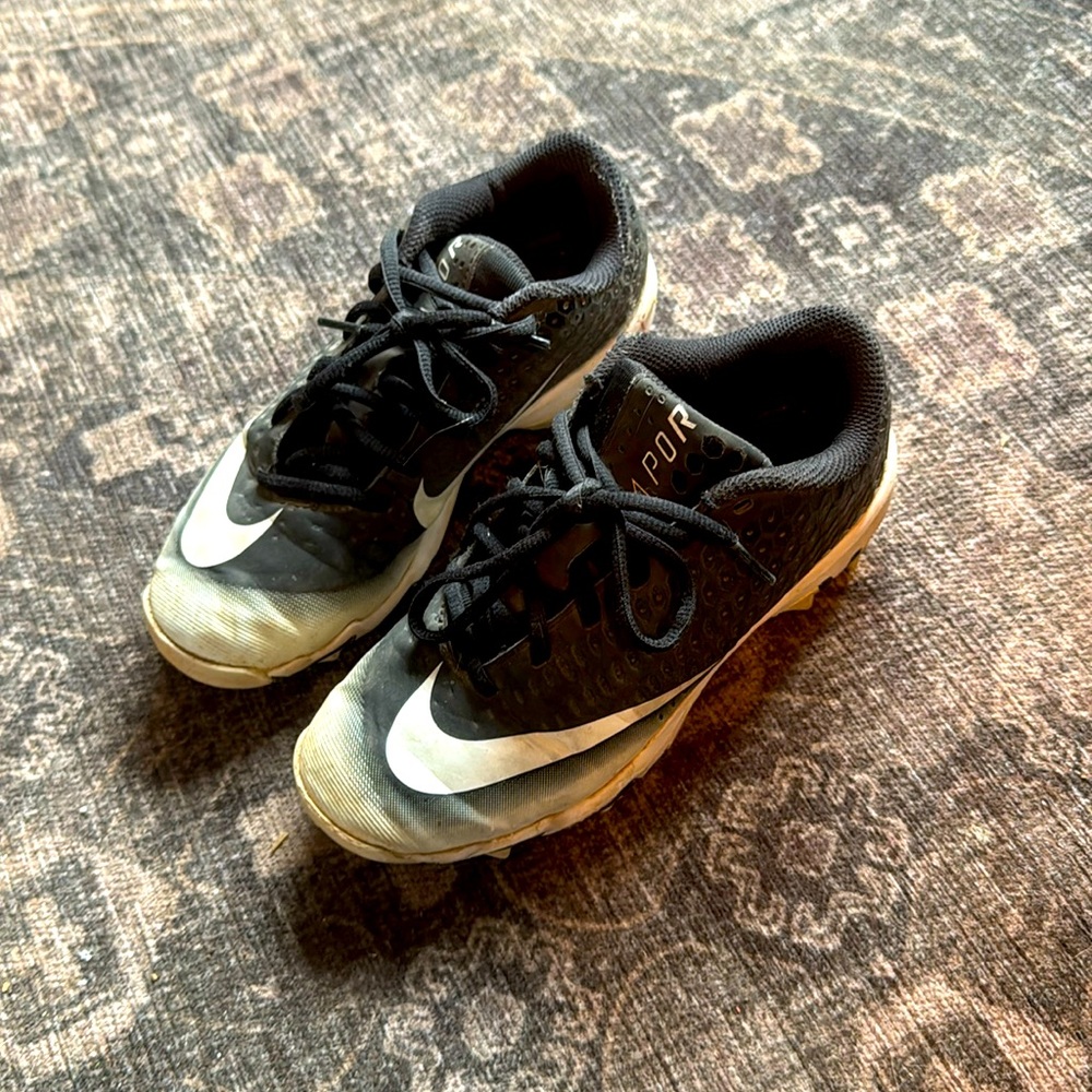 NIKE CLEATS SIZE 2Y
